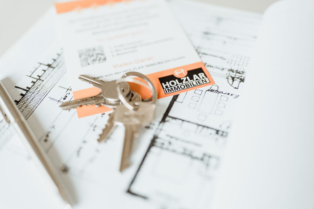 Schlüsselbund auf Immobilienunterlagen von Holzlar