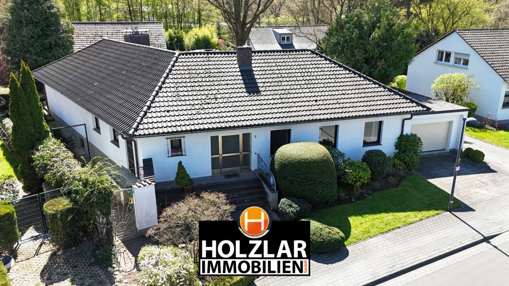 GROßZÜGIGER WINKELBUNGALOW MIT ENTWICKLUNGSPOTENZIAL - SELTENE GELEGENHEIT IN TOPLAGE — Sankt Augustin