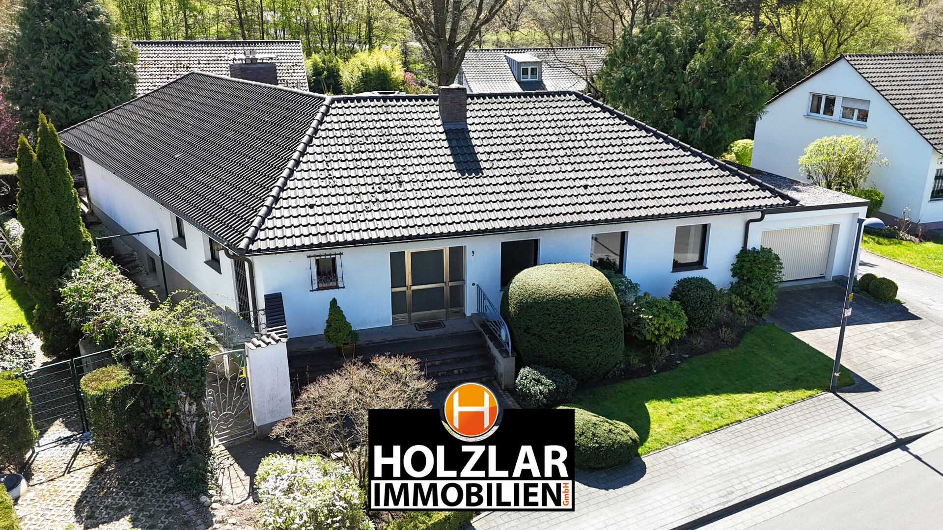 GROßZÜGIGER WINKELBUNGALOW MIT ENTWICKLUNGSPOTENZIAL - SELTENE GELEGENHEIT IN TOPLAGE