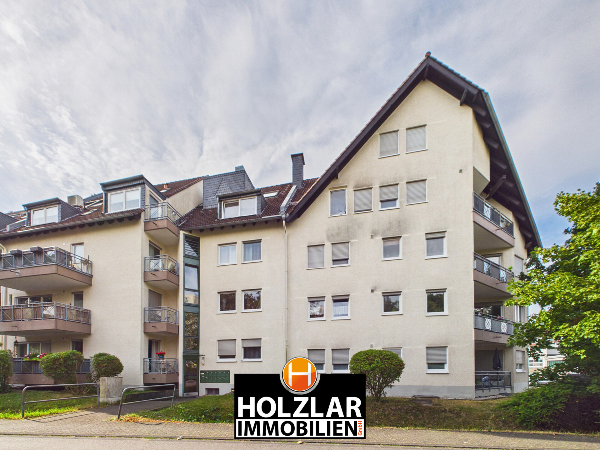 SOLIDE KAPITALANLAGE IM ERGESCHOSS MIT SONNIGER TERRASSE ZENTRAL IN HOLZLAR